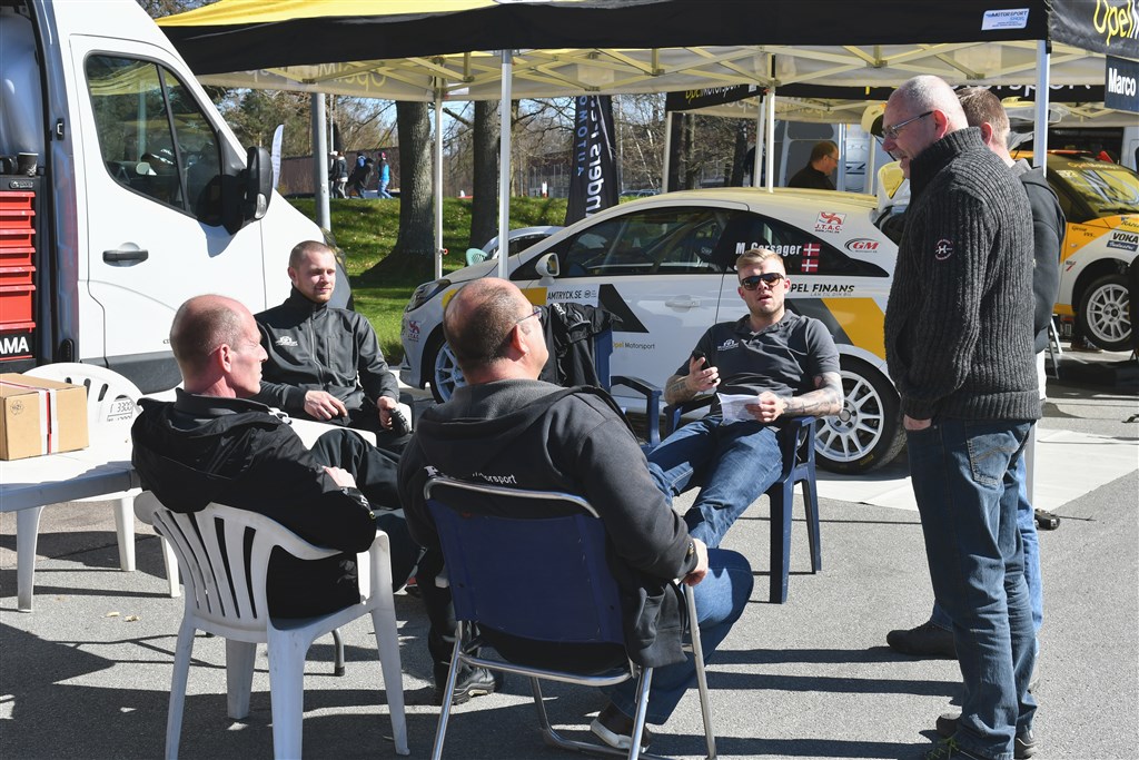 Selvom man er midt i et fartcirkus, kan der blive tid og plads til afslapning og hyggesnak
(Foto: MD/autoMOTIV - specialpress@gmail.com)